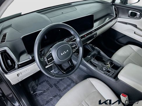 Certified 2025 Kia Sorento EX w/ Panoramic Sunroof Package image 9