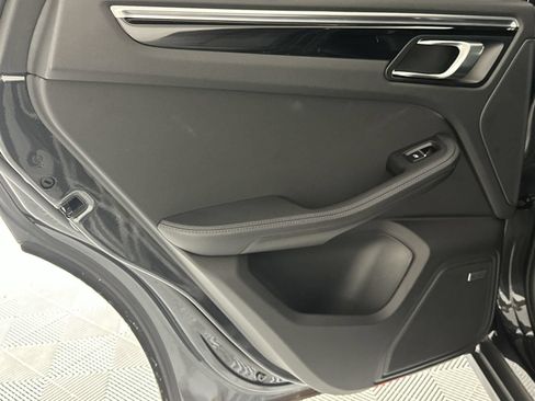 Used 2022 Porsche Macan AWD/4WD image 30
