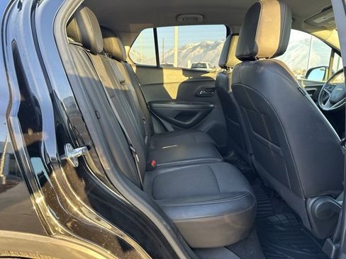 Certified 2022 Chevrolet Trax LT w/ LT Convenience Package image 17