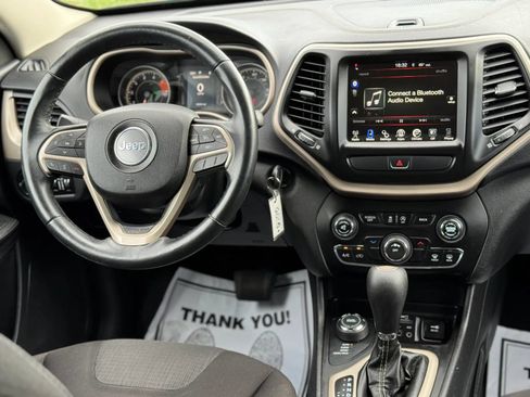 Used 2017 Jeep Cherokee Latitude AWD/4WD image 21