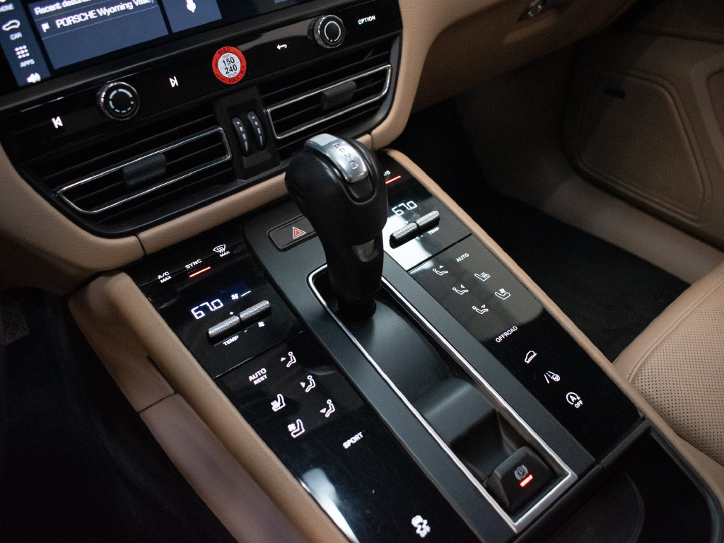 Certified 2023 Porsche Macan AWD/4WD image 30