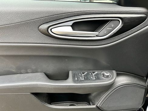 Used 2017 Alfa Romeo Giulia Base image 13