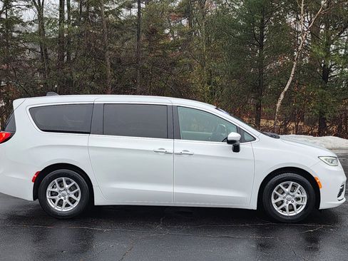 Used 2023 Chrysler Pacifica Touring-L image 10