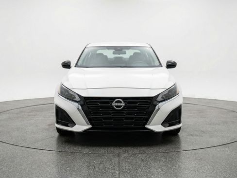 Used 2025 Nissan Altima 2.5 SV FWD image 2