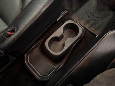 Used 2022 Toyota Highlander XLE image 30