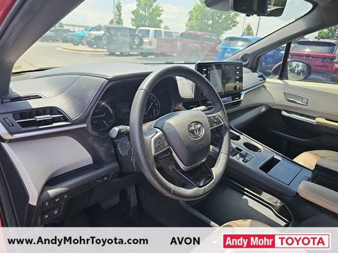 Used 2023 Toyota Sienna Limited FWD image 9
