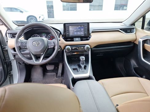 Used 2022 Toyota RAV4 XLE Premium image 18