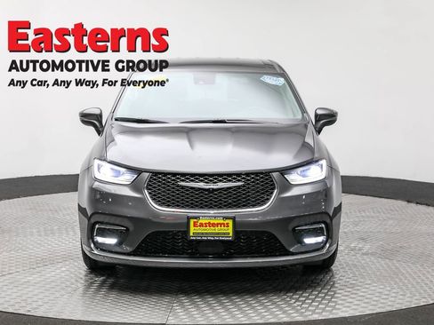 Used 2023 Chrysler Pacifica Touring-L image 2