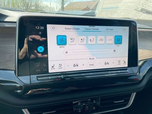 New 2025 Volkswagen Atlas SE image 43