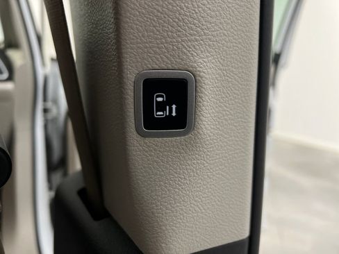 Used 2024 Chrysler Pacifica Touring-L FWD image 30