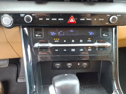 Used 2022 Kia Carnival EX image 24