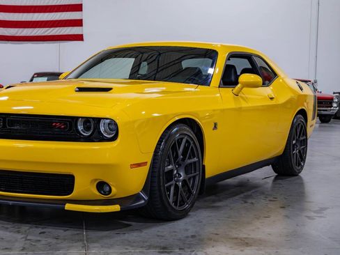 Used 2017 Dodge Challenger R/T Scat Pack w/ Leather Interior Group RWD image 25
