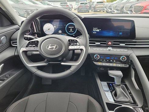 New 2025 Hyundai Elantra SEL image 8