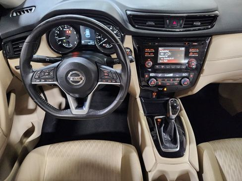 Used 2017 Nissan Rogue SV FWD image 46