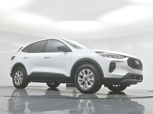Used 2025 Ford Escape Active w/ Tech Pack #1 FWD image 3