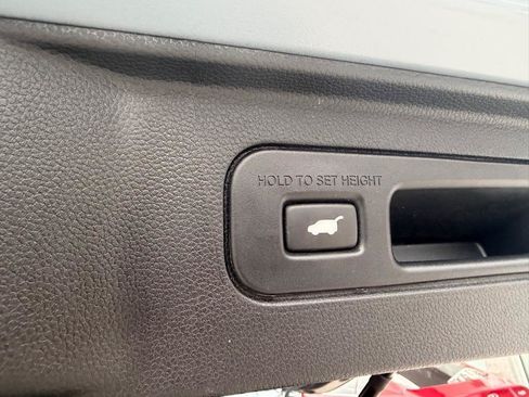 Used 2025 Honda Pilot Touring image 11