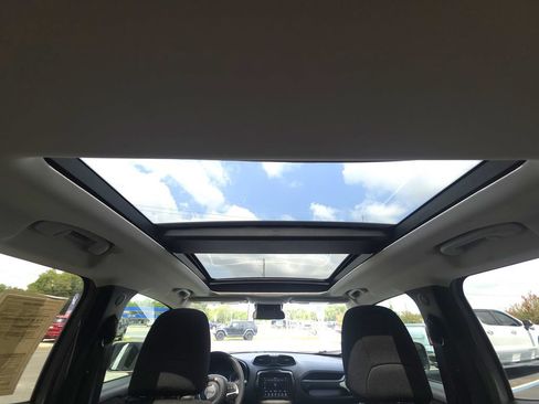 Used 2021 Jeep Renegade Latitude w/ Sun & Sound Group FWD image 25