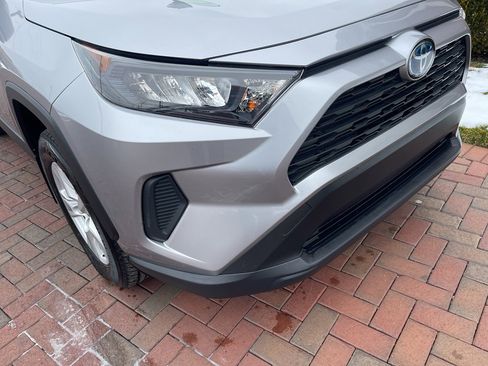 Used 2020 Toyota RAV4 LE image 4