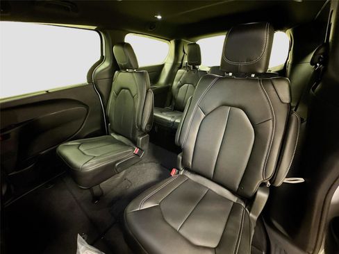 New 2026 Chrysler Pacifica Select FWD image 22
