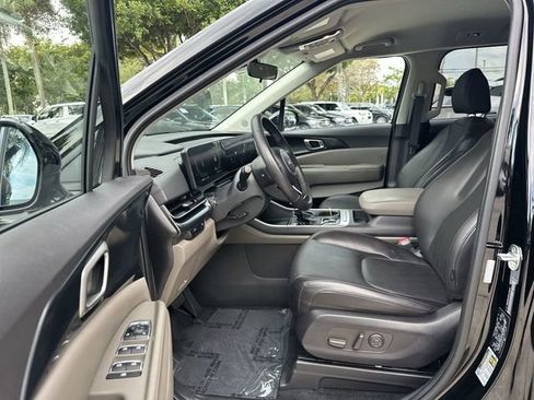 Used 2025 Kia Carnival FWD image 22