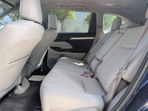 Used 2015 Toyota Highlander LE FWD image 28