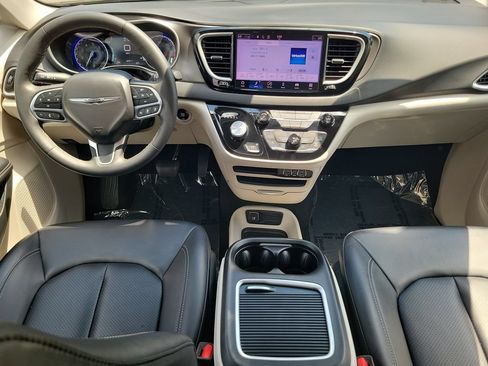 Used 2024 Chrysler Pacifica Touring-L FWD image 13