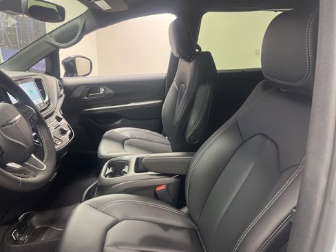 New 2026 Chrysler Pacifica Select image 8