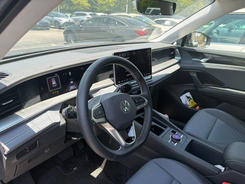 Used 2025 Volkswagen Tiguan SE FWD image 8