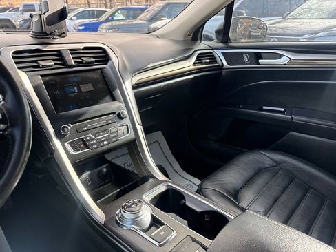 Used 2018 Ford Fusion SE w/ Fusion SE Technology Package FWD image 17