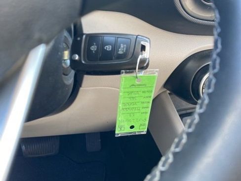 Used 2023 Hyundai Venue SEL image 31