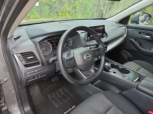 Certified 2025 Nissan Rogue SV FWD image 17