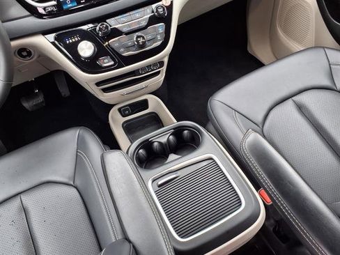Used 2024 Chrysler Pacifica Touring-L FWD image 19