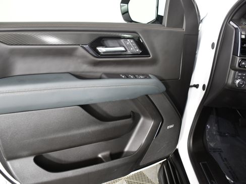 Used 2025 GMC Yukon AT4 AWD/4WD image 39