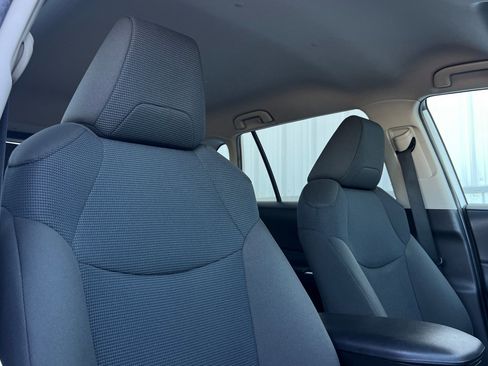 Certified 2021 Toyota RAV4 LE AWD/4WD image 17