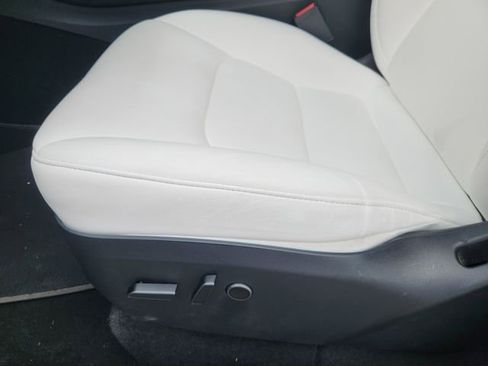 Used 2024 Tesla Model Y Long Range AWD/4WD image 17