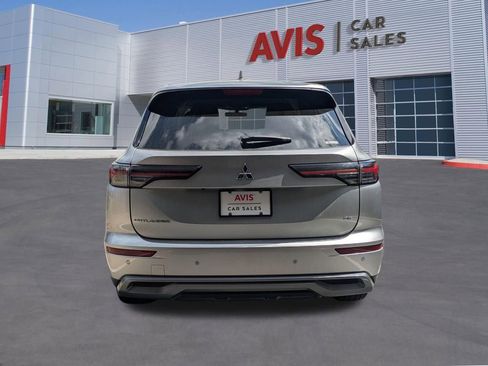 Used 2025 Mitsubishi Outlander SE image 7