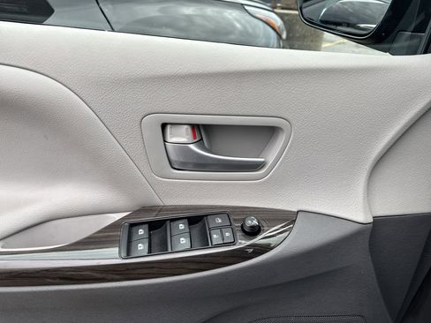 Certified 2017 Toyota Sienna XLE image 15