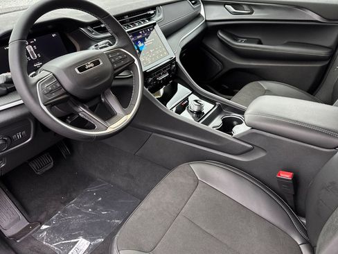 New 2025 Jeep Grand Cherokee Altitude AWD/4WD image 9