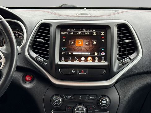 Used 2018 Jeep Cherokee Trailhawk image 19