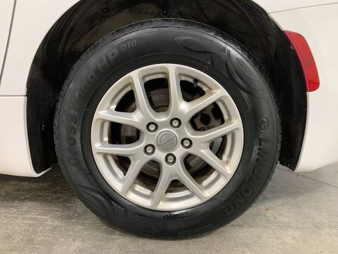 Used 2017 Chrysler Pacifica Touring image 5