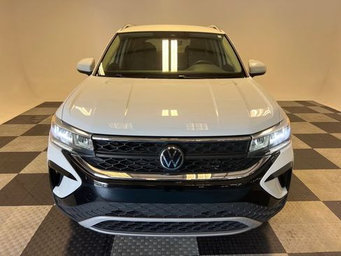 Certified 2024 Volkswagen Taos SE FWD image 2