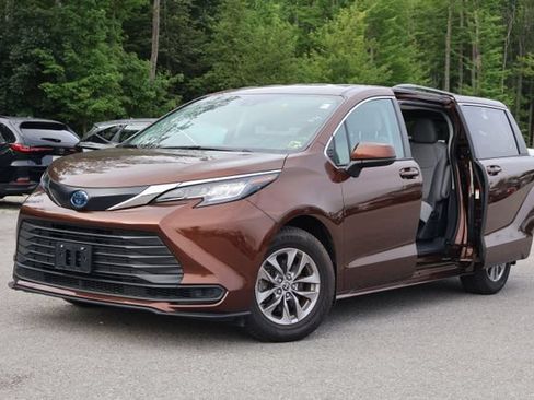 Used 2022 Toyota Sienna LE FWD image 3