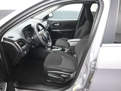 Used 2019 Jeep Cherokee Latitude w/ Popular Appearance Group image 9