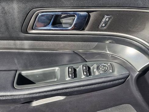 Used 2018 Ford Explorer XLT w/ Equipment Group 201A FWD image 10
