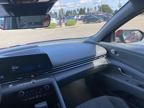 Used 2025 Hyundai Elantra SEL image 35