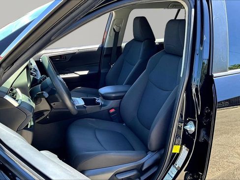 Used 2022 Toyota RAV4 LE AWD/4WD image 22