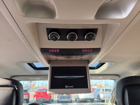 Used 2016 Chrysler Town & Country Touring-L image 21