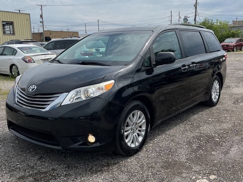 Used 2017 Toyota Sienna XLE w/ XLE Navigation Package FWD image 3