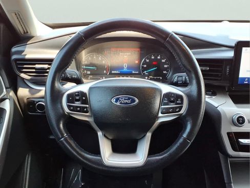 Used 2023 Ford Explorer XLT AWD/4WD image 19
