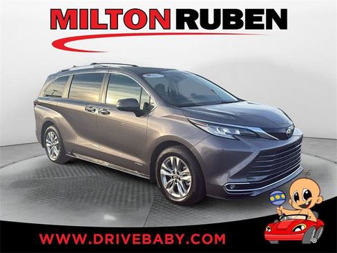 Certified 2021 Toyota Sienna Limited image 1